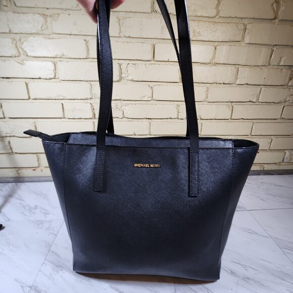 Like New Michael Kors Black Leather Shoulder Bag Purse - Picture 2 of 16